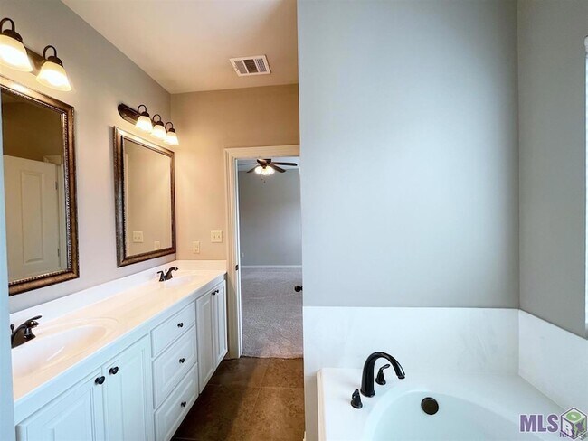 Building Photo - 1695 El Tigre Dr