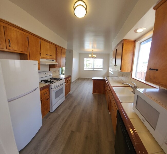 Building Photo - 550 Piney Way