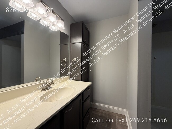 Building Photo - 826 Elmwood St