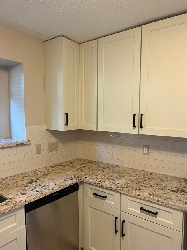 Building Photo - 2406 Broken Elm Dr