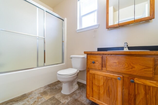 Building Photo - Spacious 3 Bedroom / 2.5 Bathroom Single Family Home Available in Tacoma!