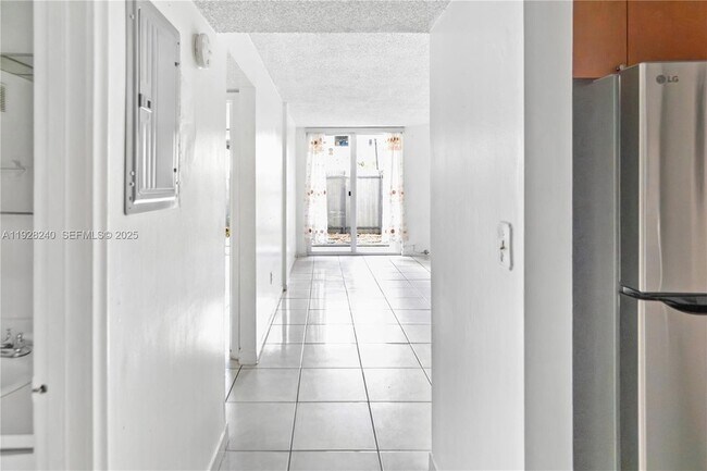 Building Photo - 10000 NW 80th Ct