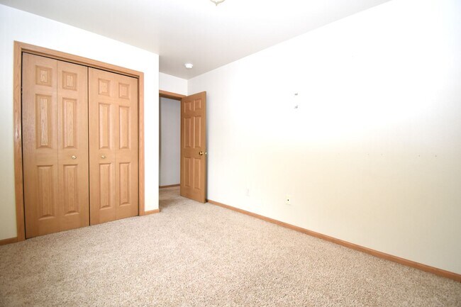Building Photo - Townhouse Style 3 Bedroom 1.5 bathroom apartment in central Bozeman.  Great Central Location.