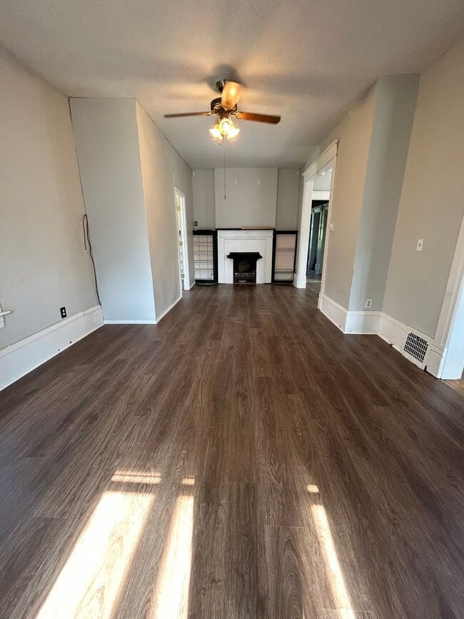 Building Photo - Large Five Bedroom House