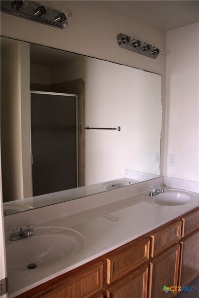 Building Photo - 1402 Chips Dr