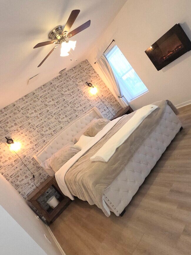 Building Photo - 4427 N Lawndale Ave