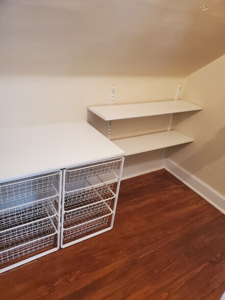 Building Photo - 1206 E 8th St