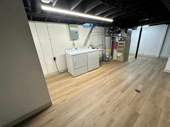 Building Photo - Impeccably Clean Warren Ranch!