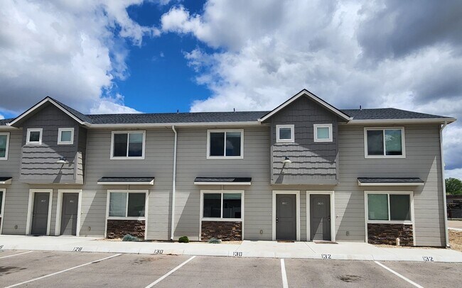 Building Photo - Like new 3 bedroom.