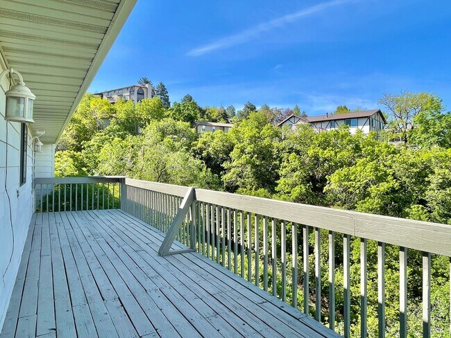 Building Photo - Gorgeous Home with Stunning Views!