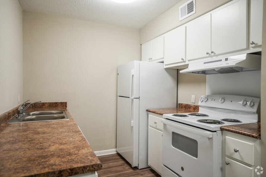 1BR, 1BA - 750SF - Kitchen - Meadows Apartments