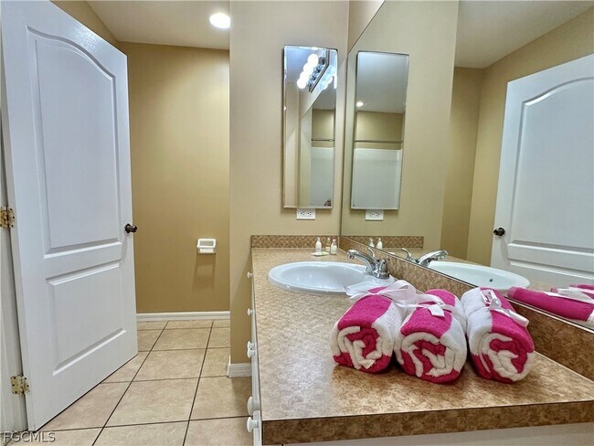 Building Photo - 2015 Xelda Ave N