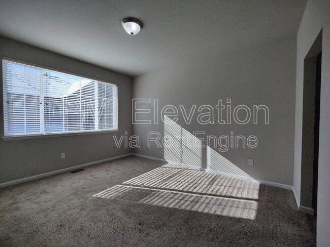 Building Photo - 530 E Dry Creek Pl