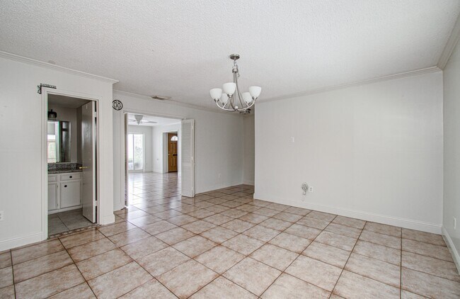 Building Photo - 823 S Ripple Creek Dr