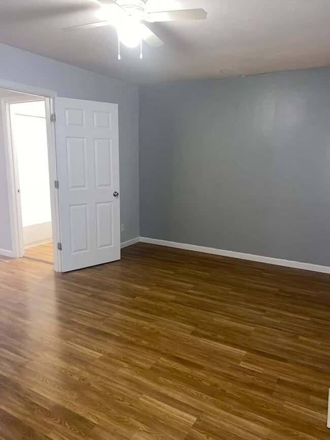 Building Photo - ~ FALL FEELS (And DEALS!) ~ 2 Bedroom, 1 b...