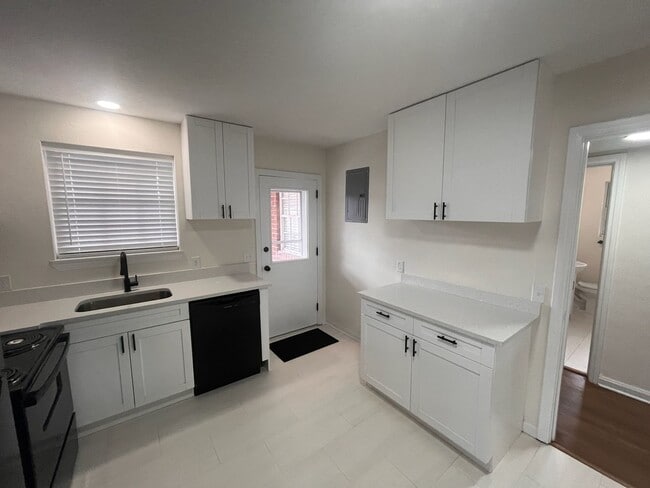 Building Photo - Two Bedroom One Bath Upstairs Apartment In Avondale