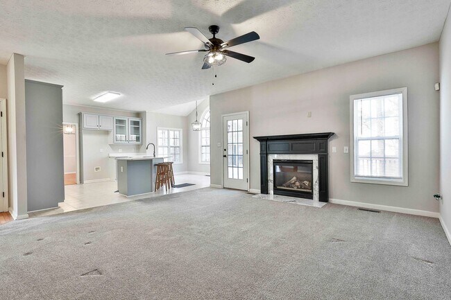 Building Photo - 4 Bed 2.5 bath in Fayette close to Everything!