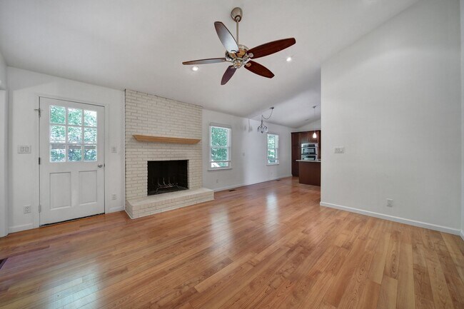 Building Photo - Charming Matthews Home for Rent!