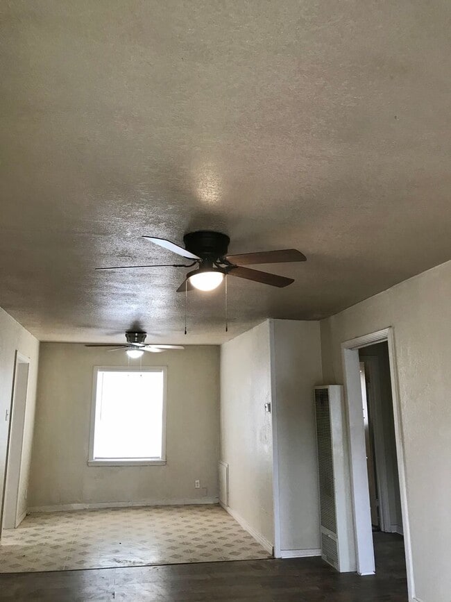 Building Photo - Cute 2 bed, 1 bath, 1 car garage in North Amarillo!