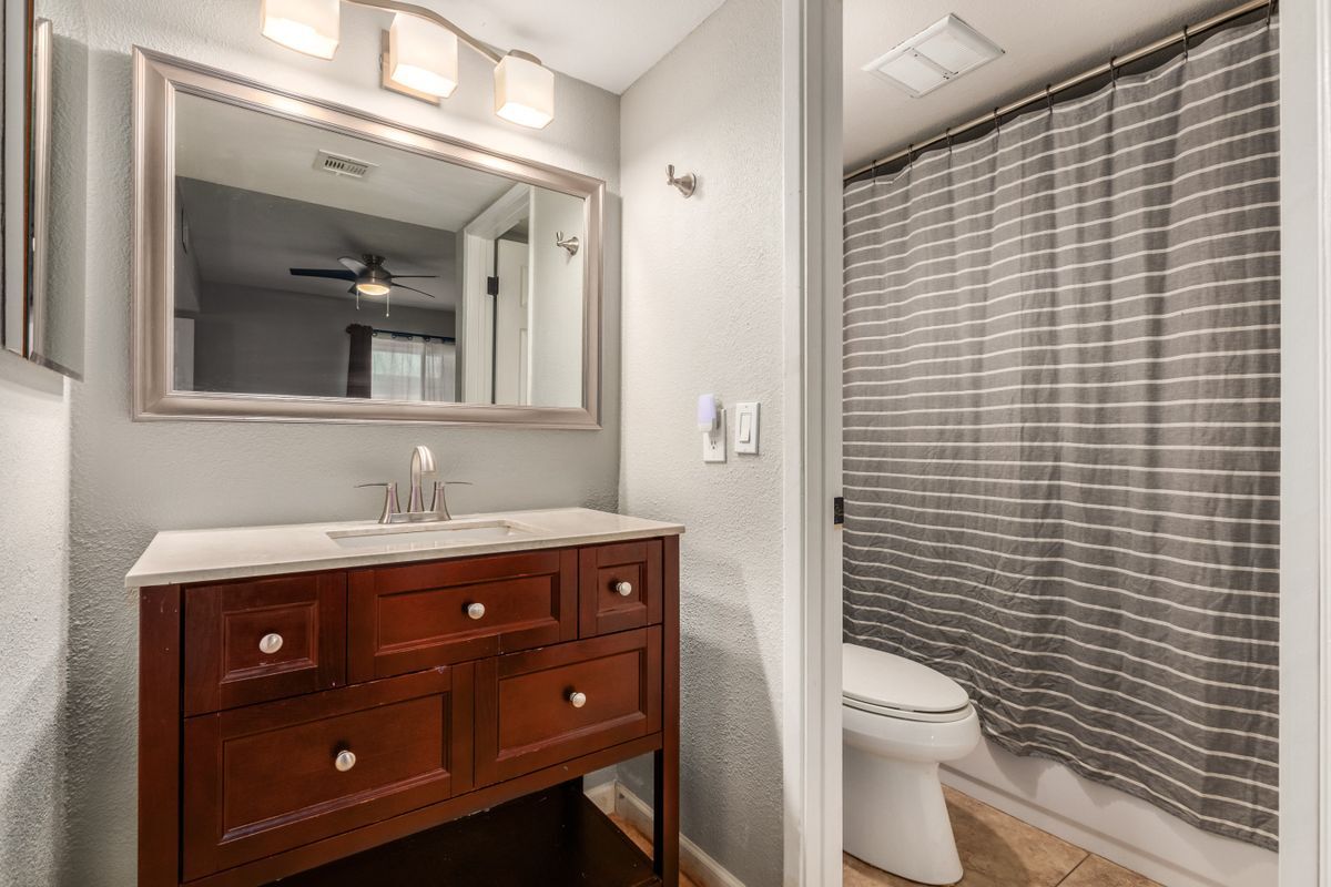 Building Photo - 850 S River Dr