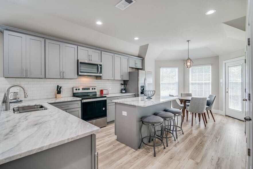 Building Photo - 2845 Oakdale St