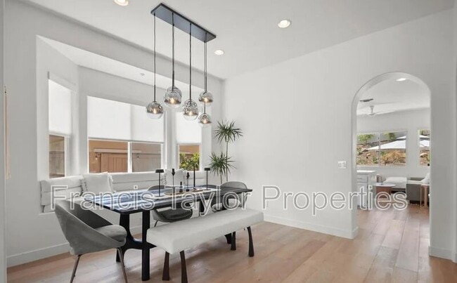 Building Photo - 1042 Alexandra Ln