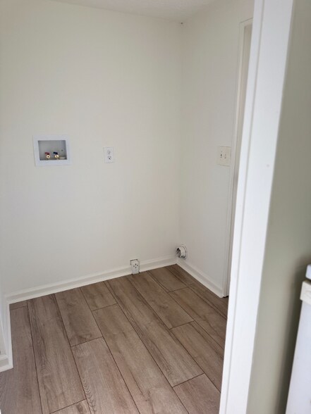 Building Photo - 811 Williams Lake Rd