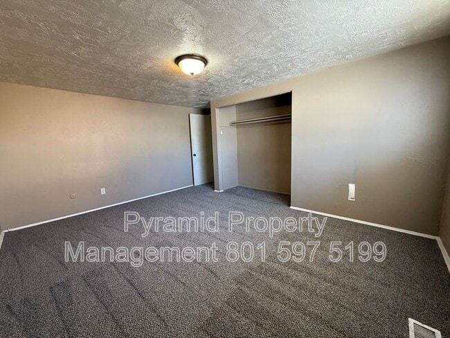 Building Photo - 805 S Cheyenne St