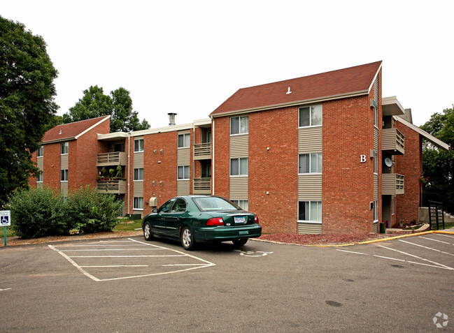 Primary Photo - Lake Grace Apartments