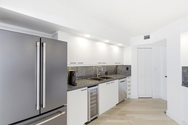 Building Photo - 4605 S Ocean Blvd
