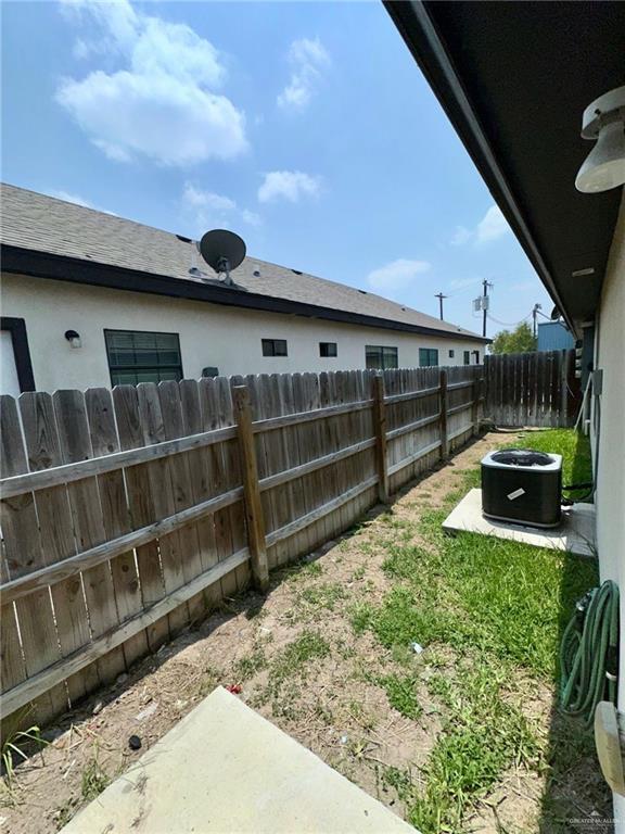 Building Photo - 1227 White Oak Dr