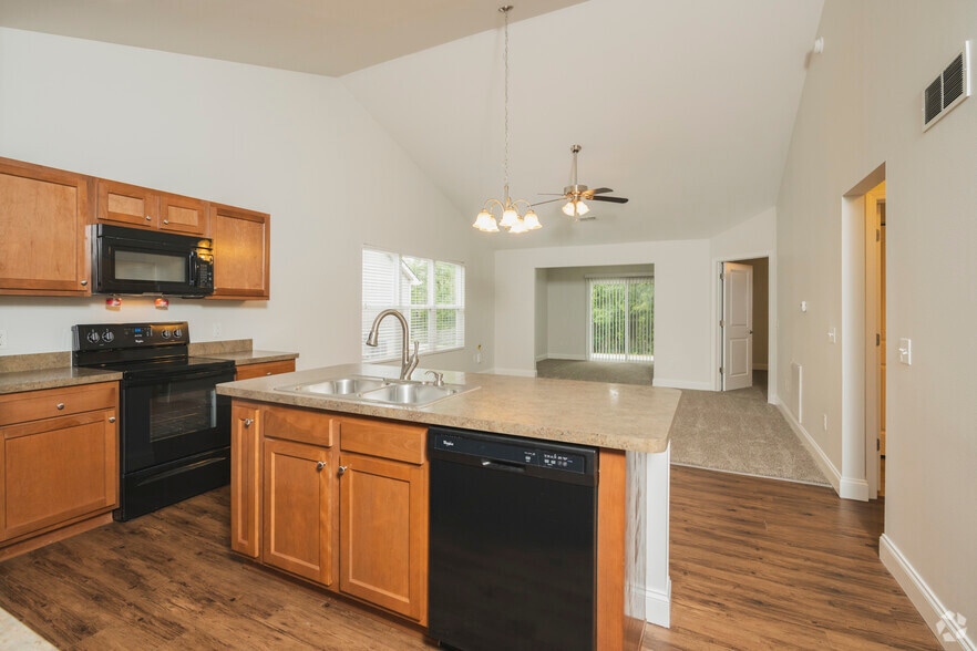 2BR, 2BA - 1,264SF - Kitchen - River Oaks Properties