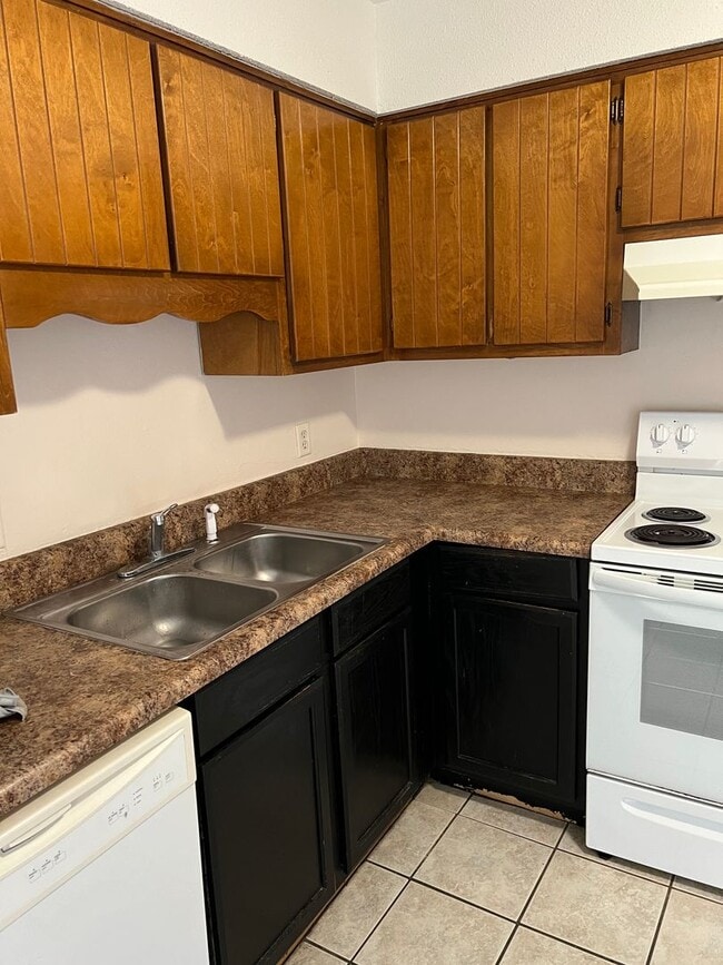 Building Photo - POOL-VIEW/ ACCESS - 2 Bedroom 1.5 Bath Tow...