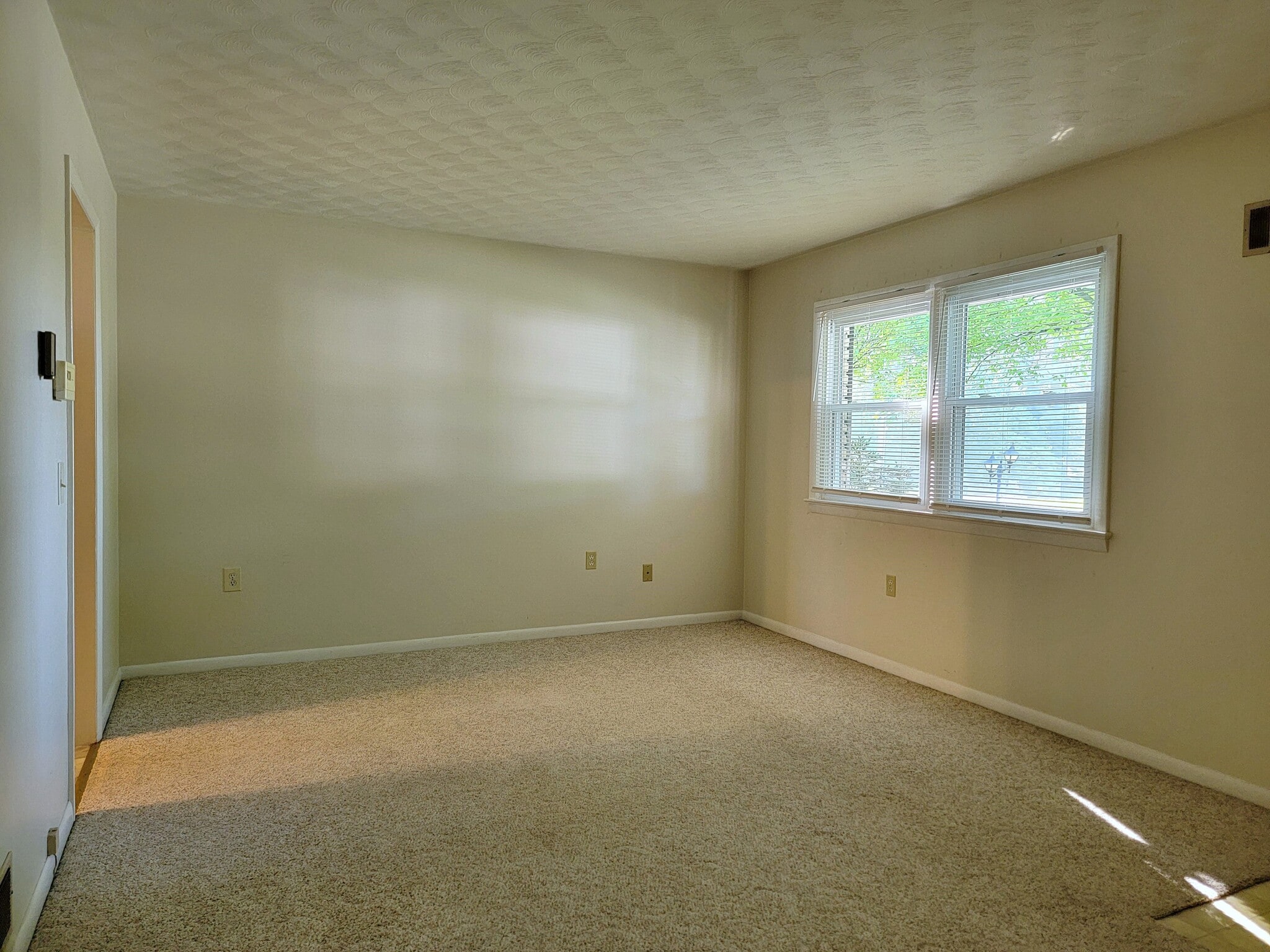 Building Photo - 457 W Main Ave