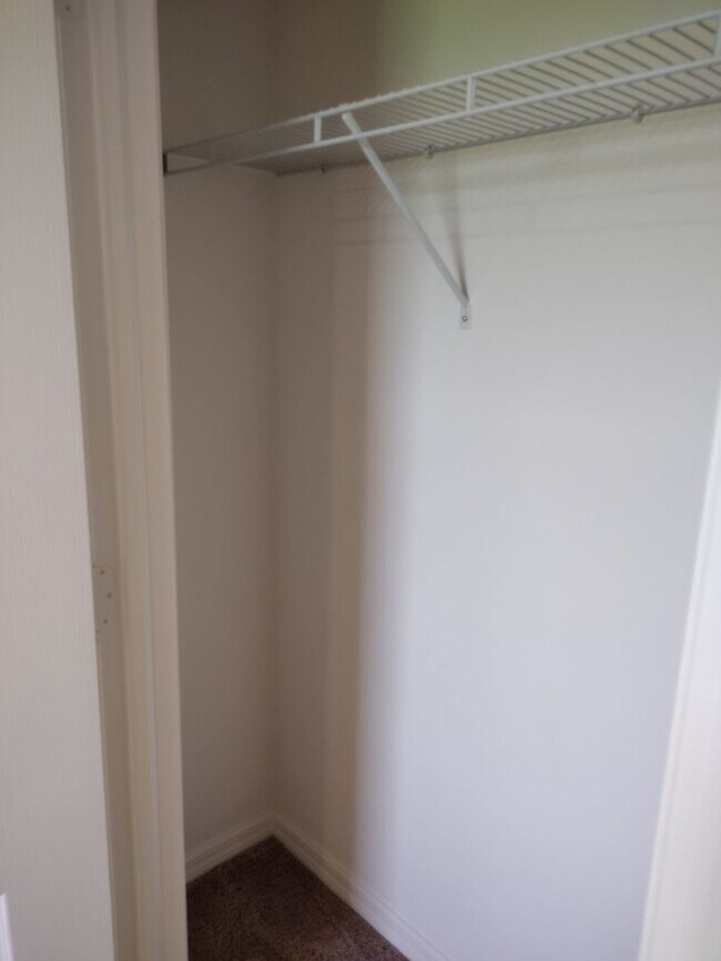 Building Photo - Beautiful 4 bedroom 2.5 Bathroom House For...