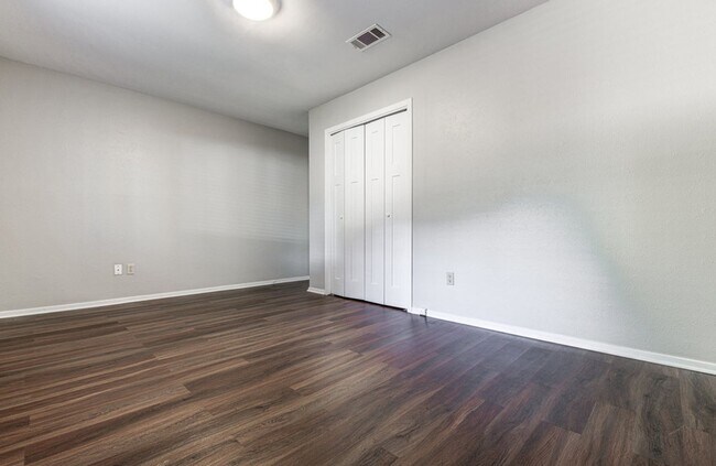 Building Photo - Recently renovated, move-in ready 3/2 home...
