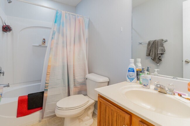 Building Photo - BEAUTIFUL - Lakefront Living – 3BR/3BA Tow...