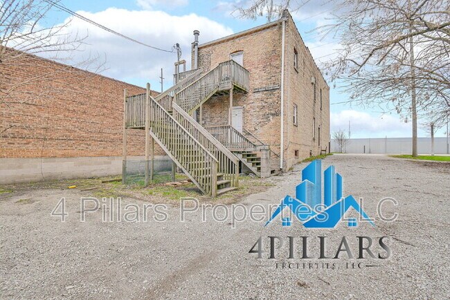 Building Photo - 803 E Chicago Ave