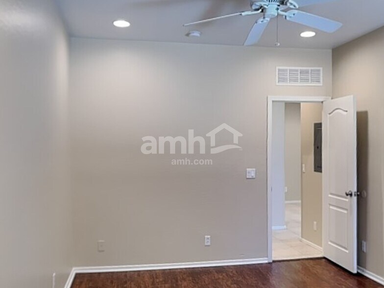 Building Photo - 8940 W Olive Ave