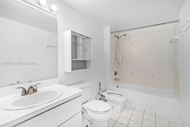 Building Photo - 2642 Collins Ave