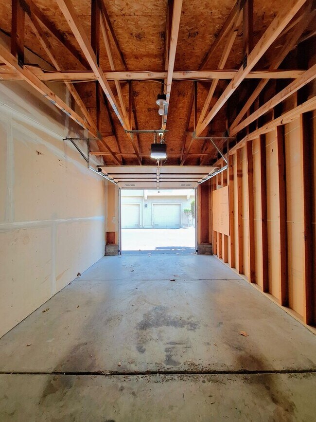 Building Photo - Beautiful Second Floor 3bd Condo w/Detached Garage & Pool