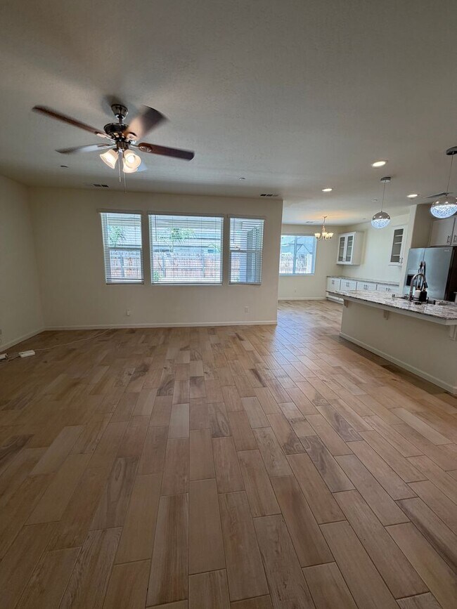 Building Photo - Beautiful Home for rent in Tulare!