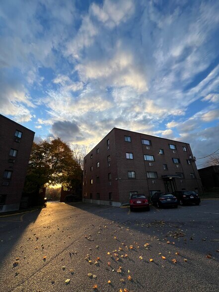 Building Photo - 8 Riverside St