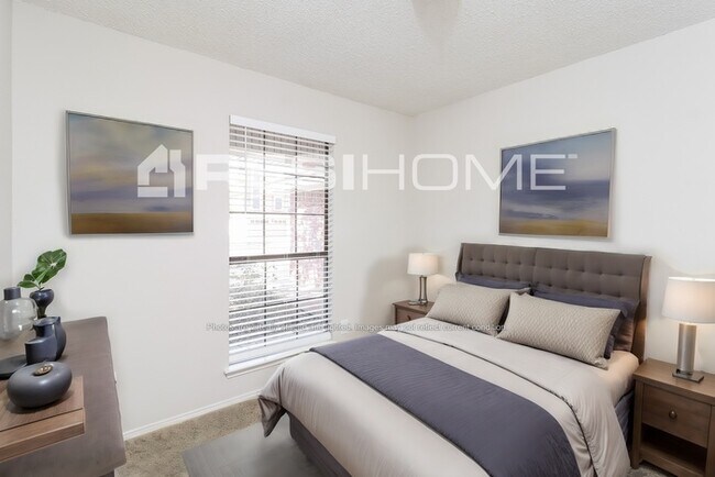 Building Photo - 4404 Lakeview Dr