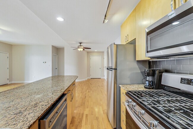 Building Photo - 680 N Green St