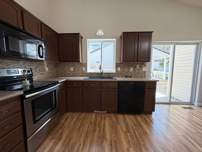 Building Photo - Great 4 bed 2 bath home with RV parking in...