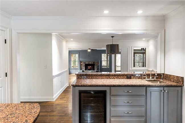 Building Photo - 2468 Ridgeway Dr