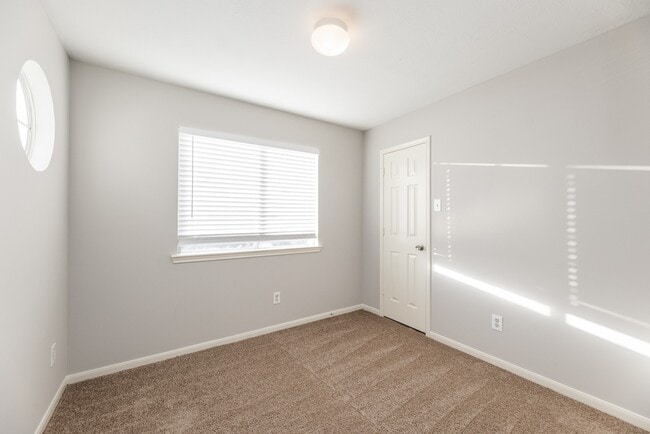 Building Photo - 727 Richview Dr