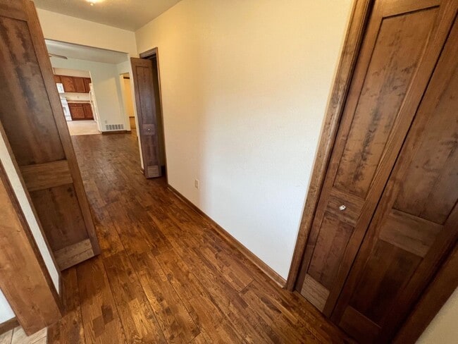 Building Photo - 409 S Broadway Ave