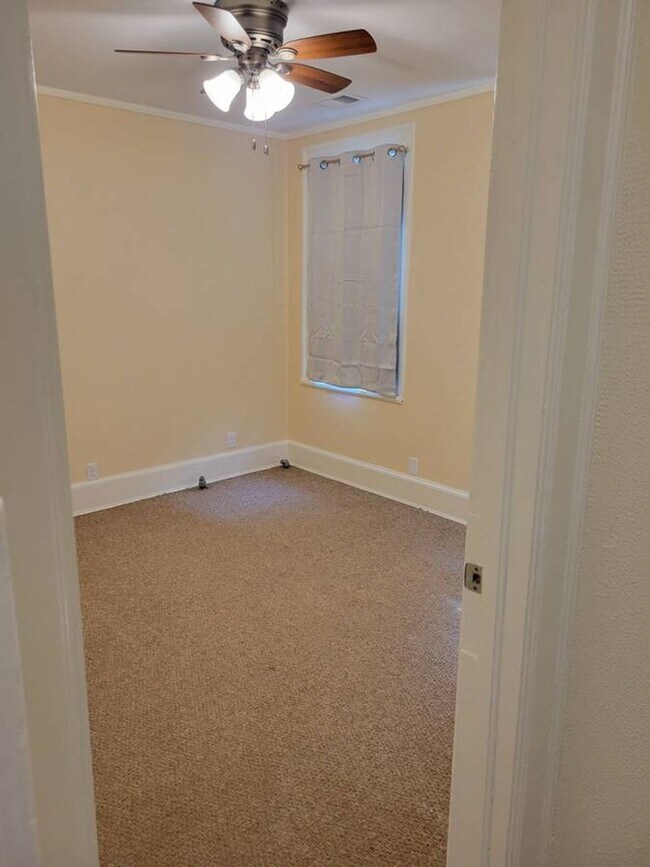 Building Photo - Newly Renovated 3-Bedroom Upper Flat Near ...